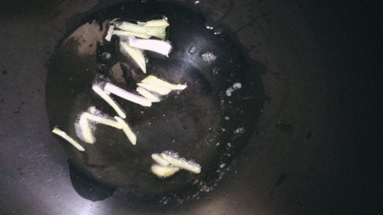 萝卜干炖肉,起油锅,下姜丝和葱段爆一下