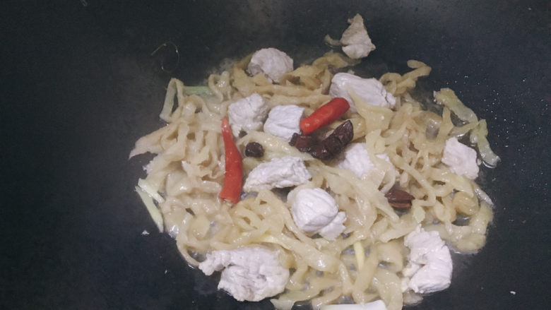 萝卜干炖肉,至水快干时,开一下锅