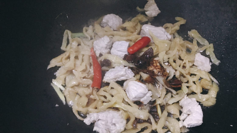 萝卜干炖肉,加入适量老抽