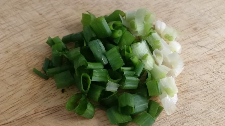 红烧油豆腐,<a style='color:red;display:inline-block;' href='/shicai/ 157'>小葱</a>洗干净,切碎。