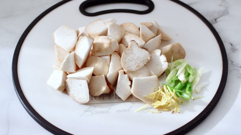 娃娃菇烧鸡腿肉,娃娃菇洗净后用刀切滚刀块,葱<a style='color:red;display:inline-block;' href='/shicai/ 37'>姜</a>切丝。