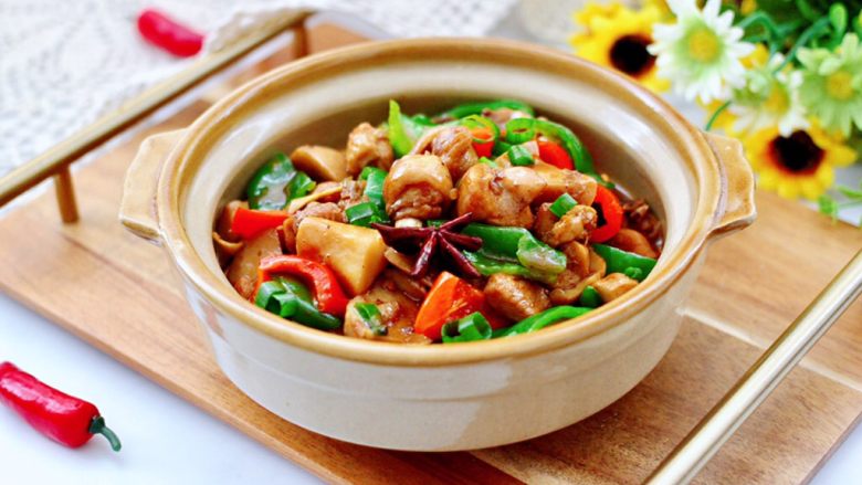 娃娃菇烧鸡腿肉,加了青红辣椒,口感更加丰富无比。