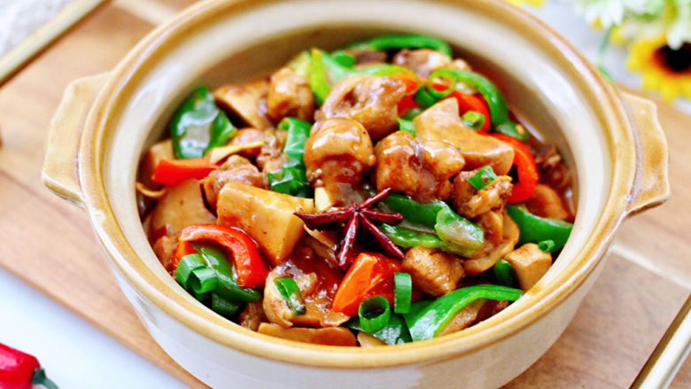 娃娃菇烧鸡腿肉,鸡腿肉的鲜嫩多汁,加上娃娃菇的鲜美可口,简直不要忒好吃了。