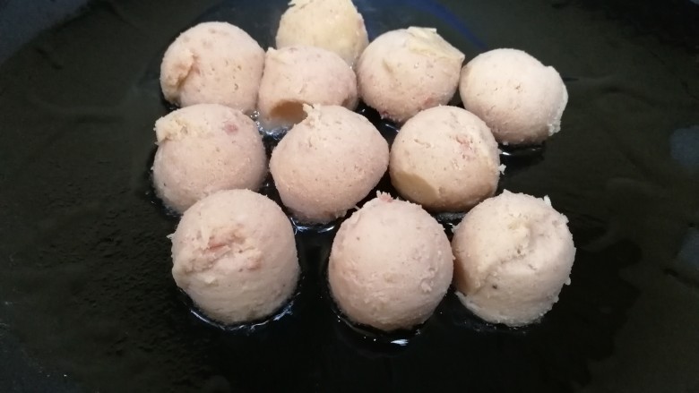 红烧油豆腐,热锅倒入适量油,油5成热放入午餐肉。