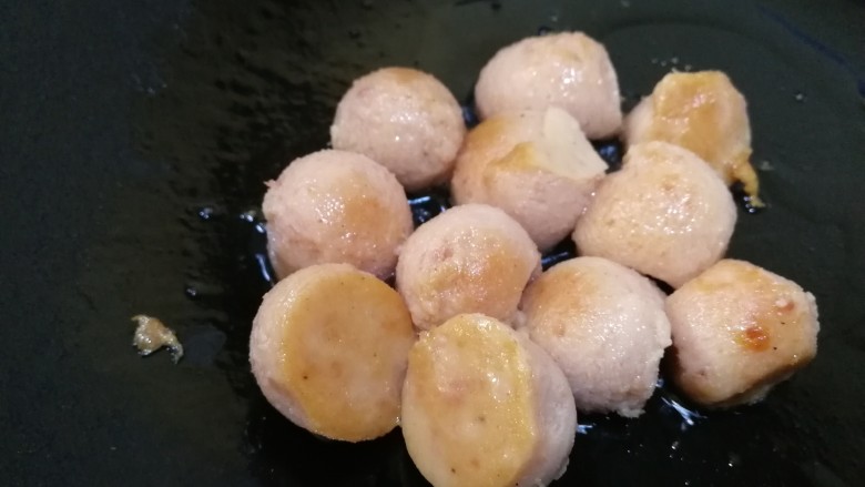 红烧油豆腐,中小火煎出香味,煎至微微上色。盛出备用。