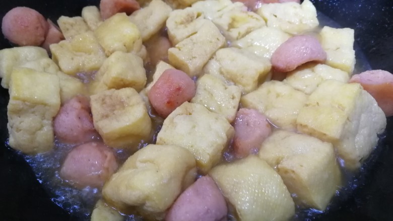红烧油豆腐,放入午餐肉,文火烧开。