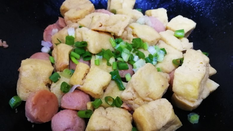 红烧油豆腐,文火烧至汤汁渐浓,洒上葱花翻炒均匀即可。