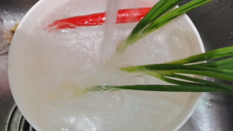 小葱炒鸡蛋,小辣椒,葱洗净