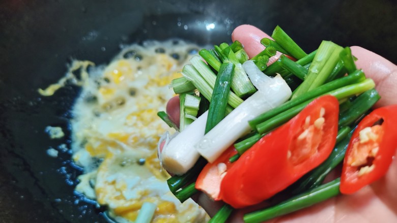 小葱炒鸡蛋,撒入葱段,辣椒片