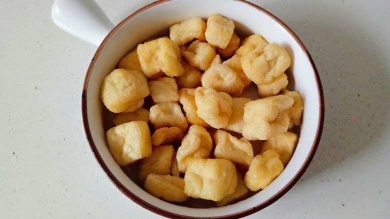 红烧油豆腐,<a style='color:red;display:inline-block;' href='/shicai/ 483'>油豆腐</a>用清水冲洗一下,我买的个头不大,如果大的改刀切两半