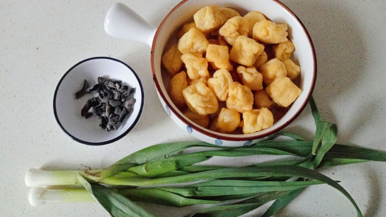 红烧油豆腐,准备好食材