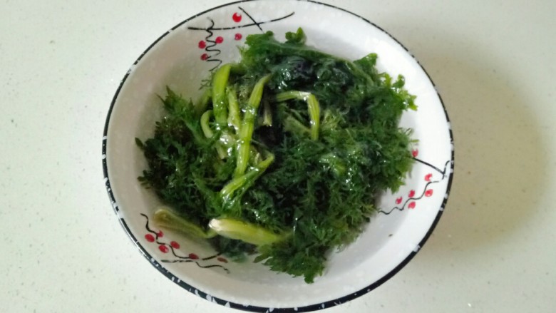雪菜豆腐,<a style='color:red;display:inline-block;' href='/shicai/ 190'>雪菜</a>用清水浸泡一会,多换几次清水,避免太咸