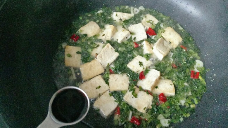 雪菜豆腐,放入没过食材的清水,加入<a style='color:red;display:inline-block;' href='/shicai/ 788'>生抽</a>1勺