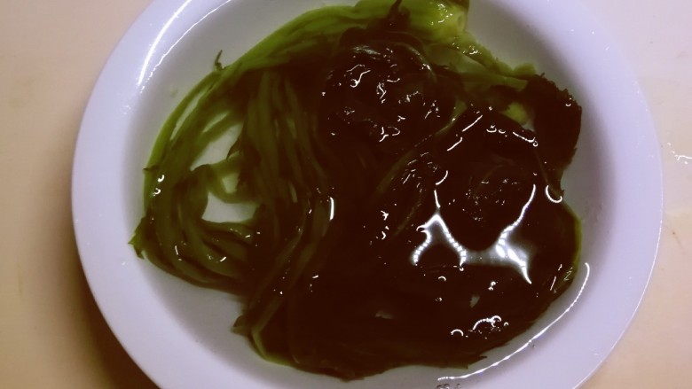 雪菜豆腐,<a style='color:red;display:inline-block;' href='/shicai/ 190'>雪菜</a>是咸的,用清水泡一泡减少盐分。