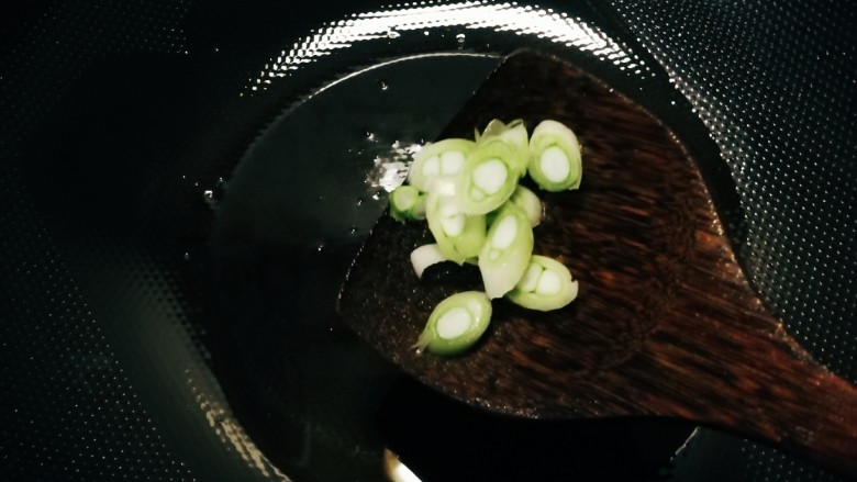 雪菜豆腐,起油锅放入食用油,放入葱片炒香。