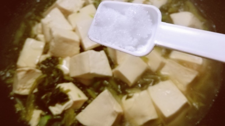 雪菜豆腐,放入<a style='color:red;display:inline-block;' href='/shicai/ 3729'>白糖</a>,再煮2分钟。