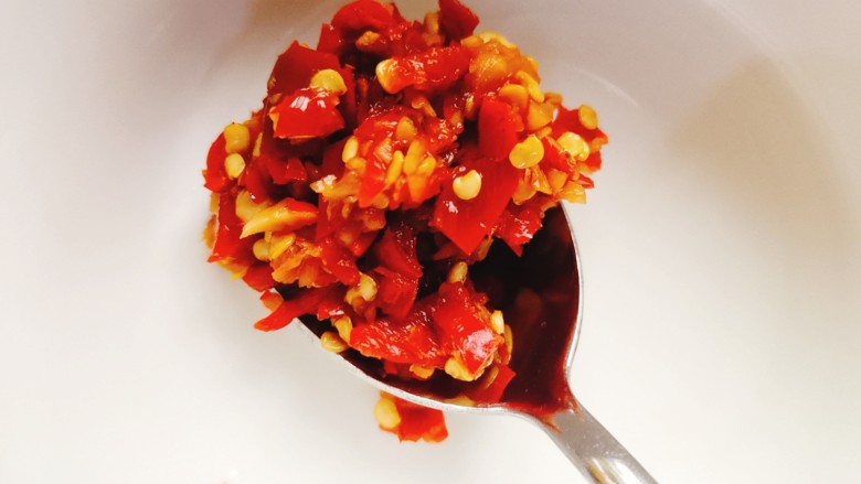 雪菜豆腐,准备一勺<a style='color:red;display:inline-block;' href='/shicai/ 803'>剁椒</a>