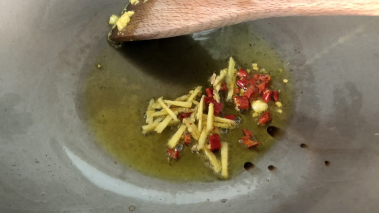 榨菜炒鸡蛋➕黄瓜榨菜炒鸡蛋,底油加姜丝小米辣,小火煸香