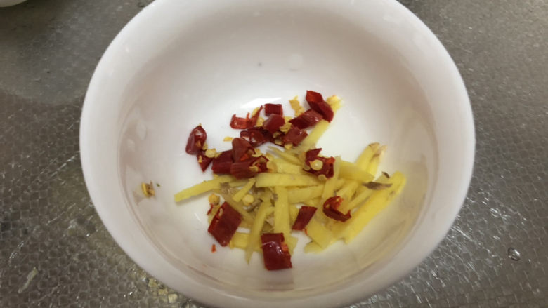 榨菜炒鸡蛋➕黄瓜榨菜炒鸡蛋,改刀:姜切丝,小米辣切圈