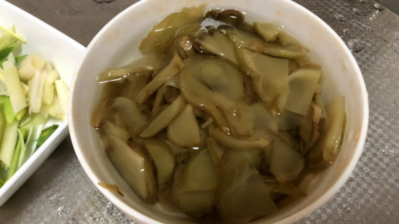 榨菜炒鸡蛋➕黄瓜榨菜炒鸡蛋,榨菜清水浸泡10分钟,中途换水,以免过咸