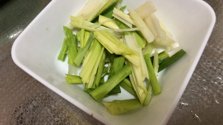 榨菜炒鸡蛋➕黄瓜榨菜炒鸡蛋,蒜苗用刀背拍一拍,切斜刀段