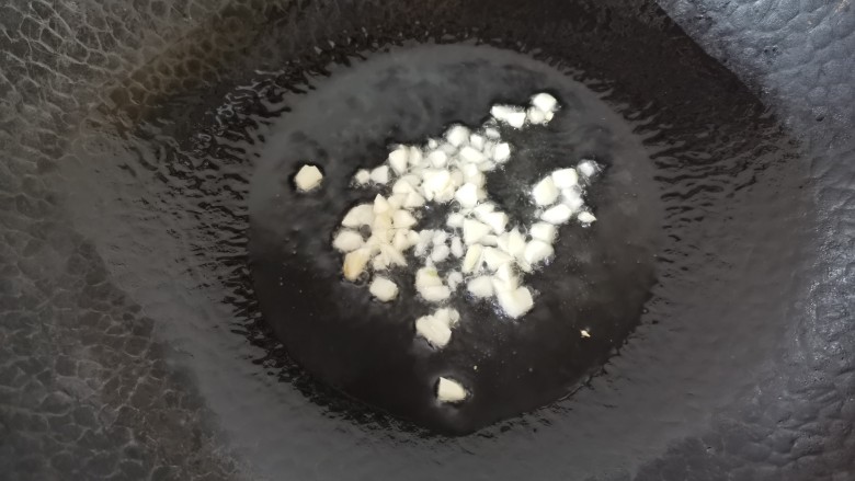 黄花菜炒鸡蛋,另起锅倒入油,油热放入蒜末爆香
