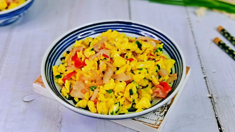 小葱炒鸡蛋,盛出装盘即可食用,简单快手家常菜,鲜美无比。