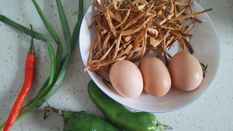 黄花菜炒鸡蛋,准备食材备用