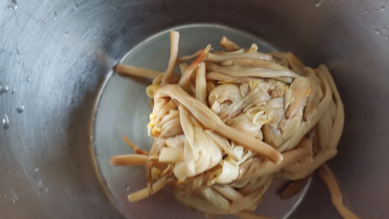 黄花菜炒鸡蛋,攥干水分