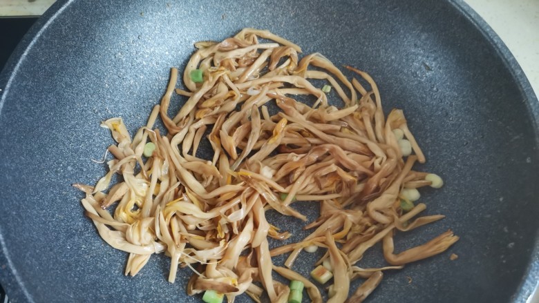 黄花菜炒鸡蛋,锅里留底油,下入葱白和辣椒爆香,再下入黄花菜翻炒
