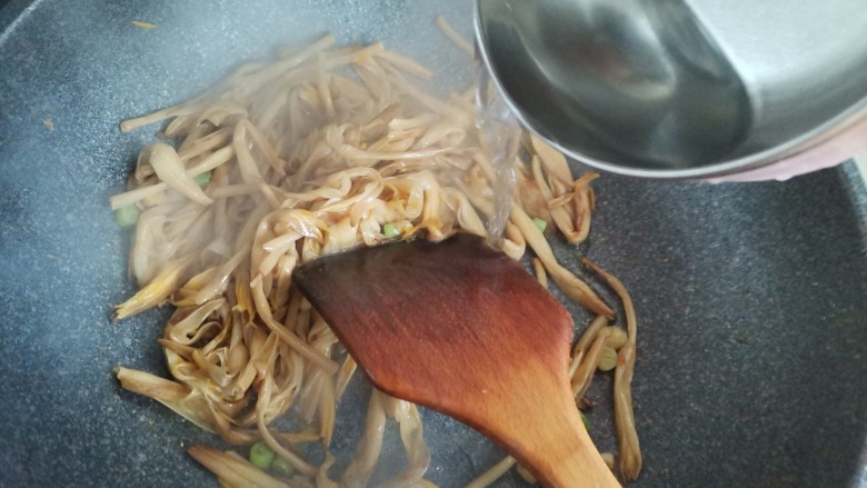 黄花菜炒鸡蛋,加入适量的水炖几分钟,使黄花菜入味