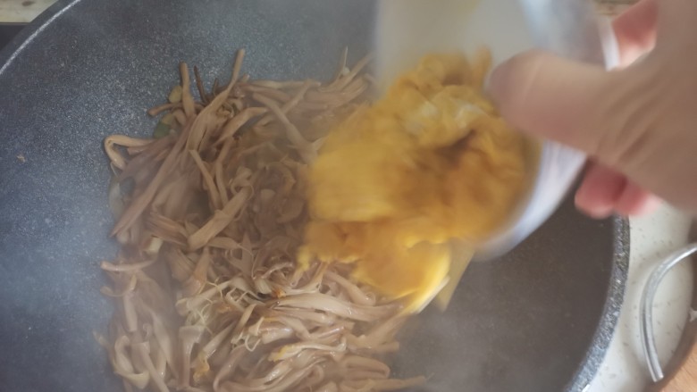 黄花菜炒鸡蛋,汤汁收干,加入鸡蛋翻炒
