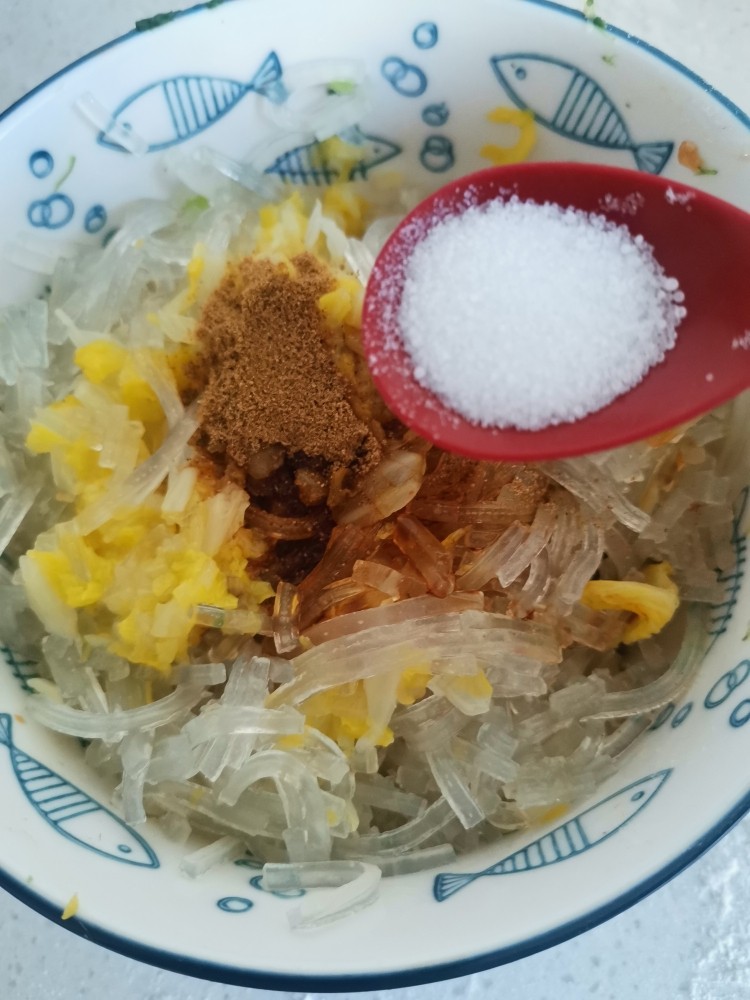 白菜粉条素蒸饺,加盐