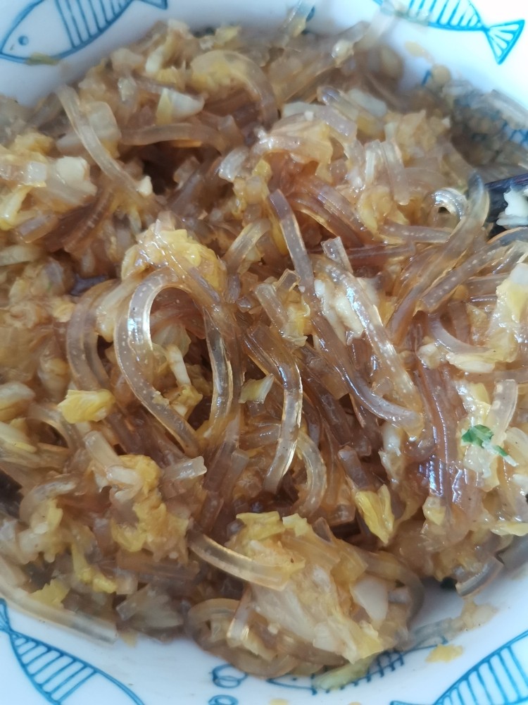 白菜粉条素蒸饺,拌匀备用