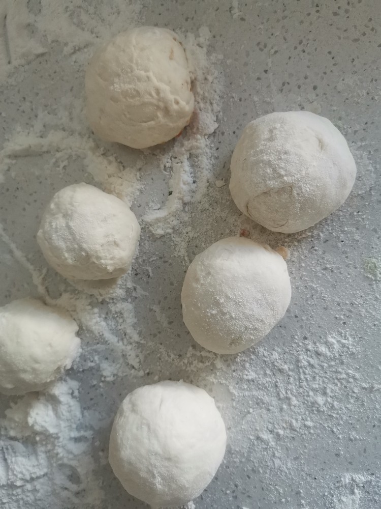白菜粉条素蒸饺,发好的面加一点小苏打,多揉,排气,分成小面团