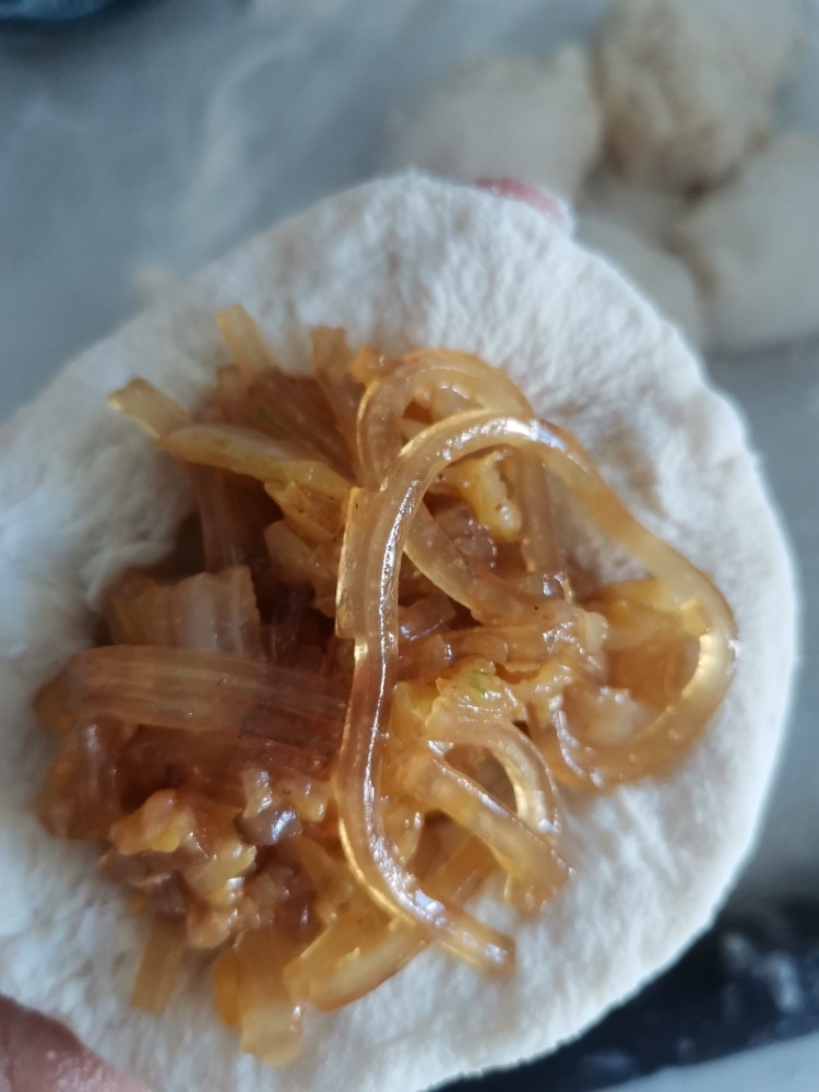 白菜粉条素蒸饺,擀成后一点的皮,包上提前和好的馅