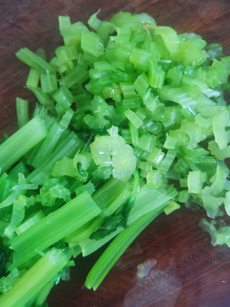 翡翠包子,捞出过冷水,然后切碎