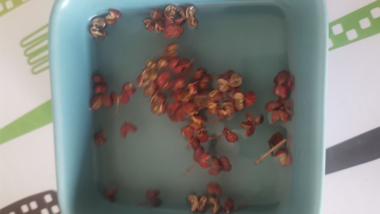 翡翠包子,提前泡上<a style='color:red;display:inline-block;' href='/shicai/ 700'>花椒</a>水,大概泡30分