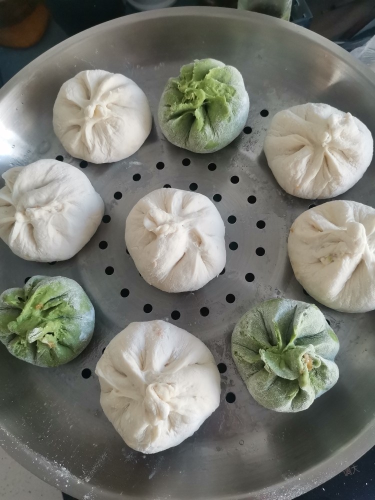 翡翠包子,包好包子冷水上锅,在锅中二次醒发10分钟开火,大火烧开,文火蒸20分钟