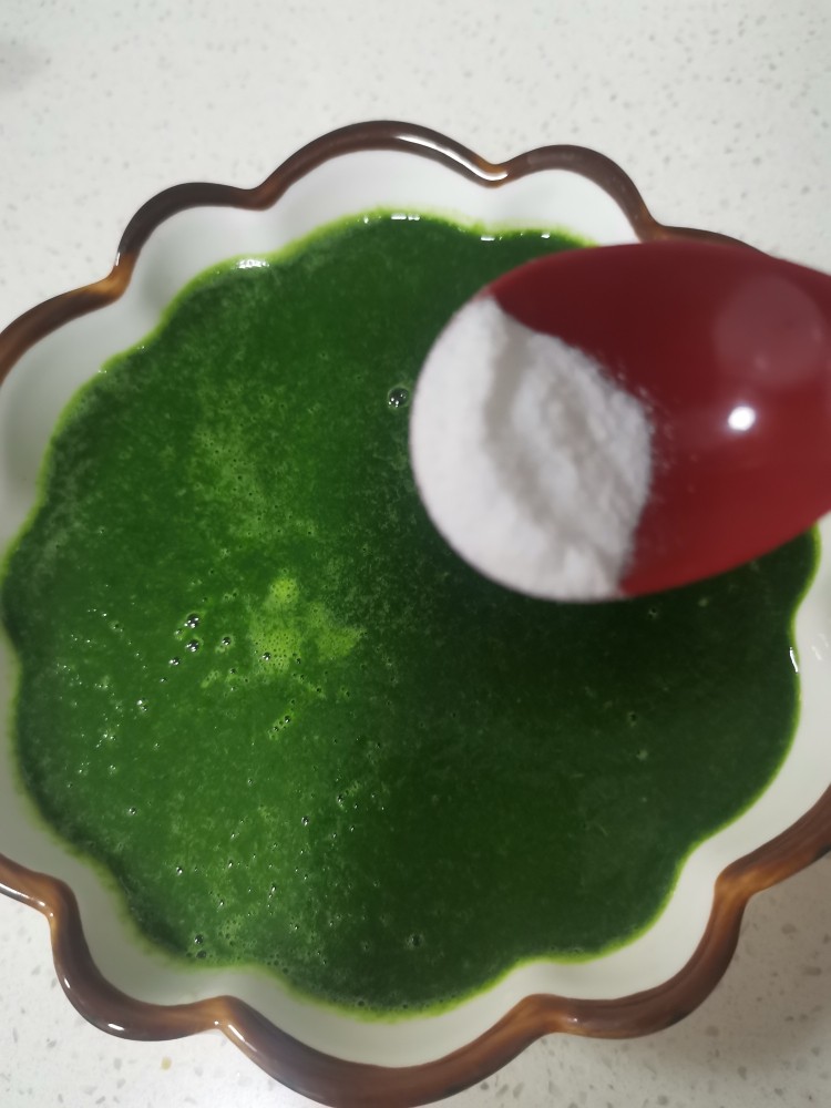 翡翠包子,菠菜汁中加半勺小苏打颜色更鲜艳,蒸熟不容易褪色