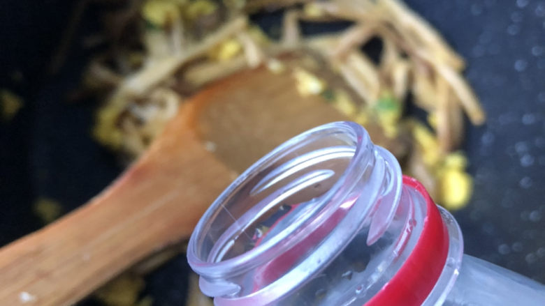 黄花菜炒鸡蛋,略加一点点的清水,焖煮一会儿即可。