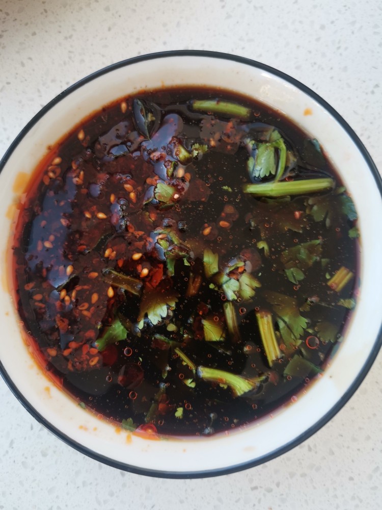 翡翠包子,在用酱油,醋,辣椒油,香菜,调一个酱汁粘着包子吃