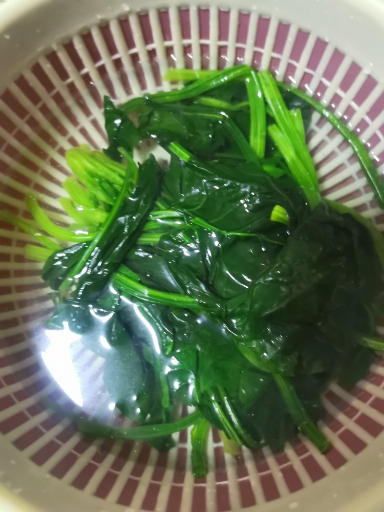 菠菜汁，红糖核桃包。,焯水1分钟过凉