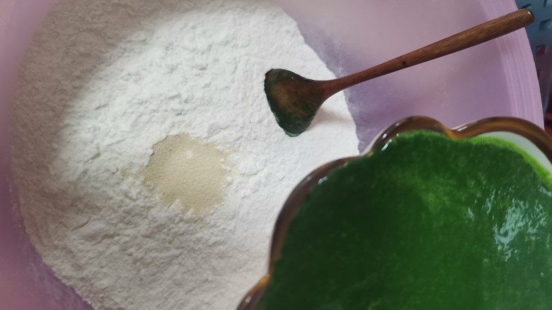 菠菜汁,红糖核桃包。,到入菠菜汁无需在加水,边到边搅拌成面絮