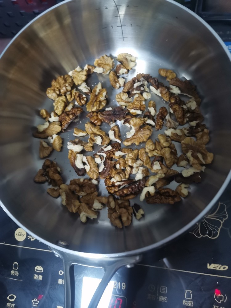 菠菜汁,红糖核桃包。,放到锅中烤熟