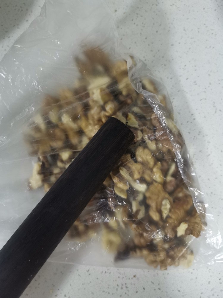 菠菜汁,红糖核桃包。,放到保鲜袋中用擀面杖敲碎