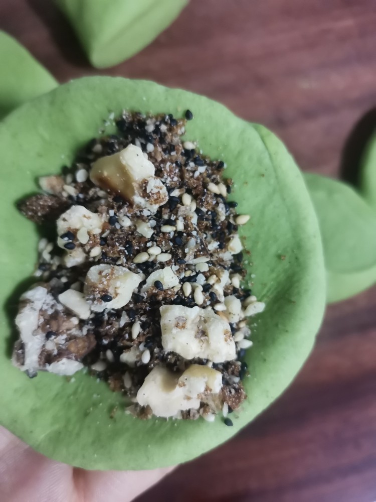 菠菜汁,红糖核桃包。,包上核桃馅