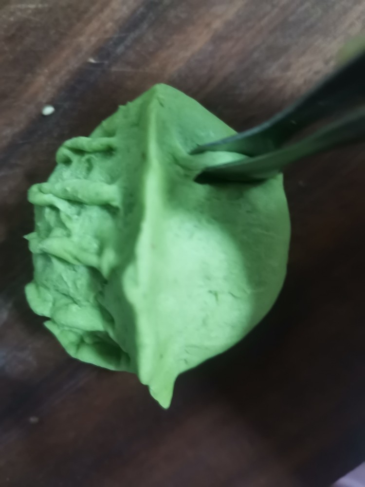 菠菜汁,红糖核桃包。,我用的取方糖的小夹子,夹出的核桃的纹路