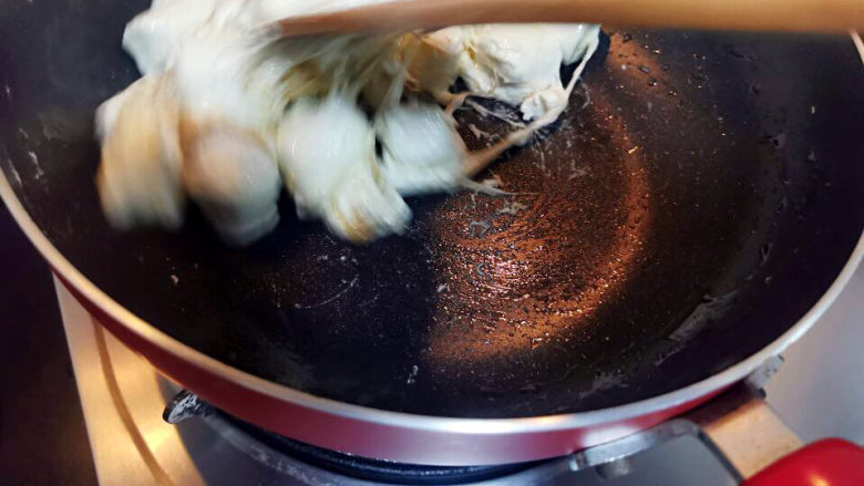 奶枣,继续拌匀后,加入二种包好的蜜枣