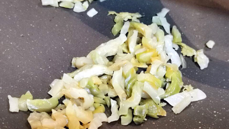 奶枣,榨菜冲洗一下,切碎,下锅煸香